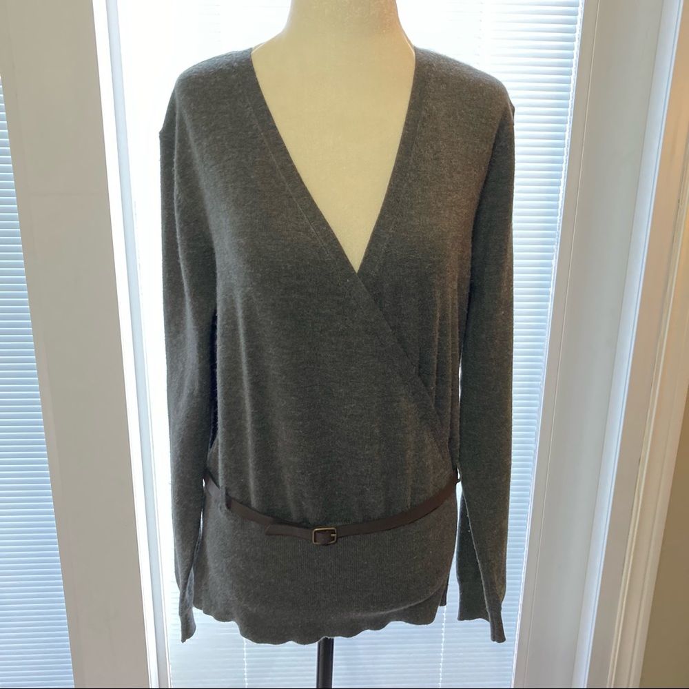🌸5/$25🌸
 Isaac Mizrahi Sweater with Belt